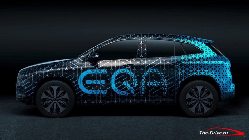 Mercedes-Benz дразнит серийным кроссовером EQA 2021 года.