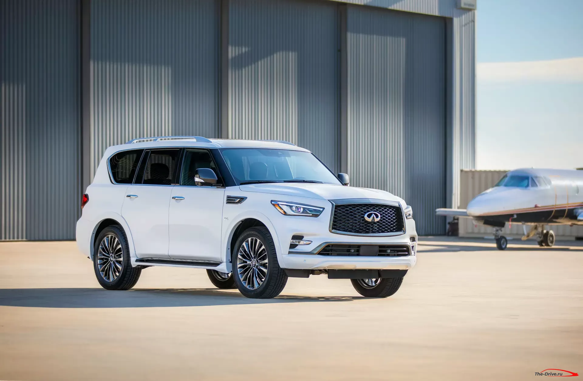 Infiniti QX80 2020 года освежает кабину и добавляет технические и защитные функции. Цены на Infiniti QX80