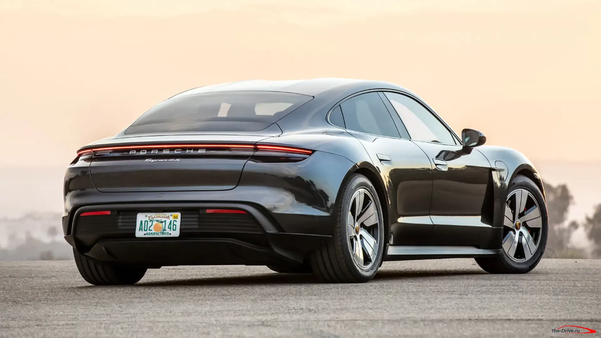 Porsche Taycan 4S | Официальный пробег составляет 325 километров на электрическом заряде.