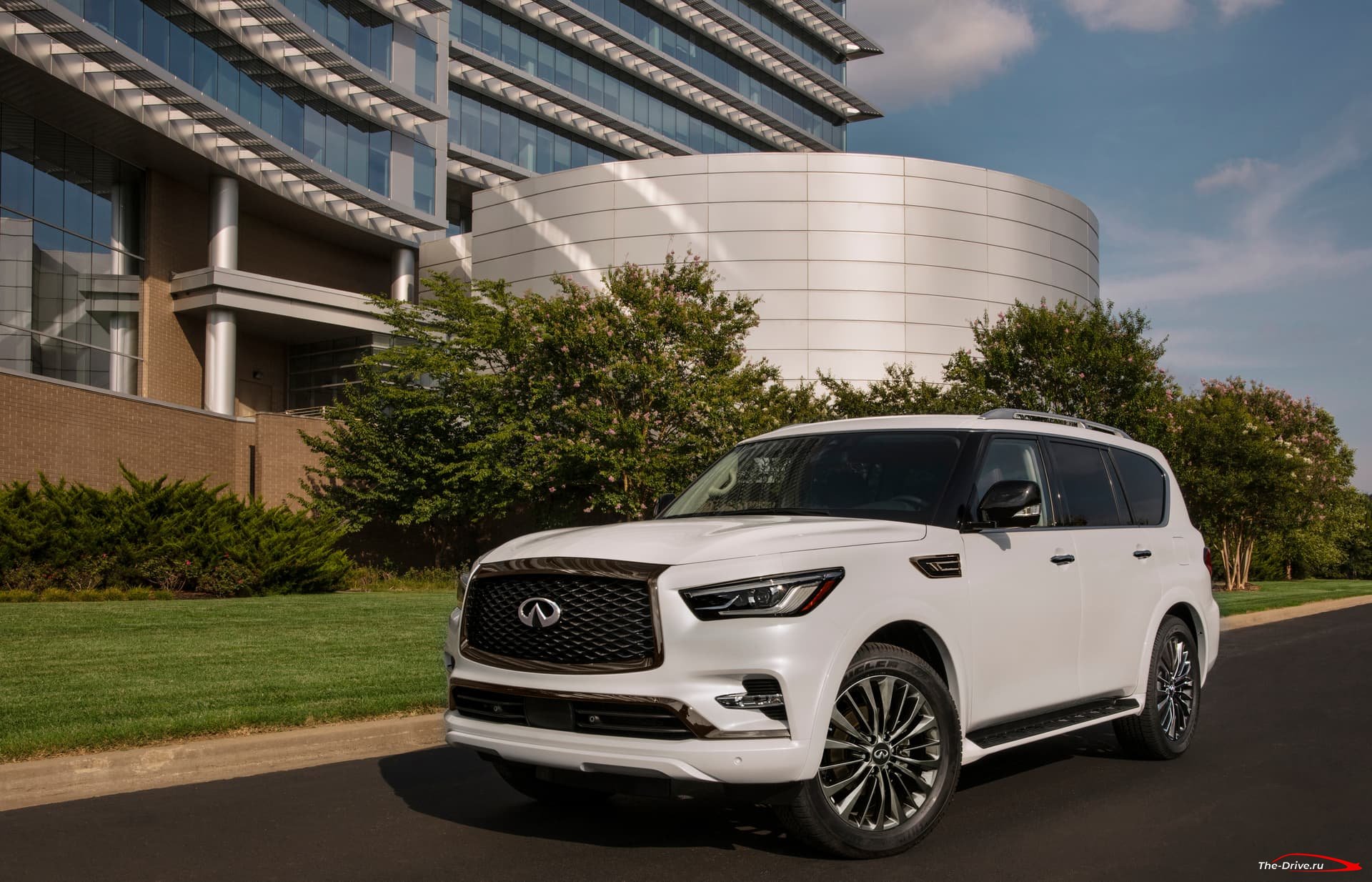 Infiniti QX80 2021 года становится одновременно дороже и дешевле