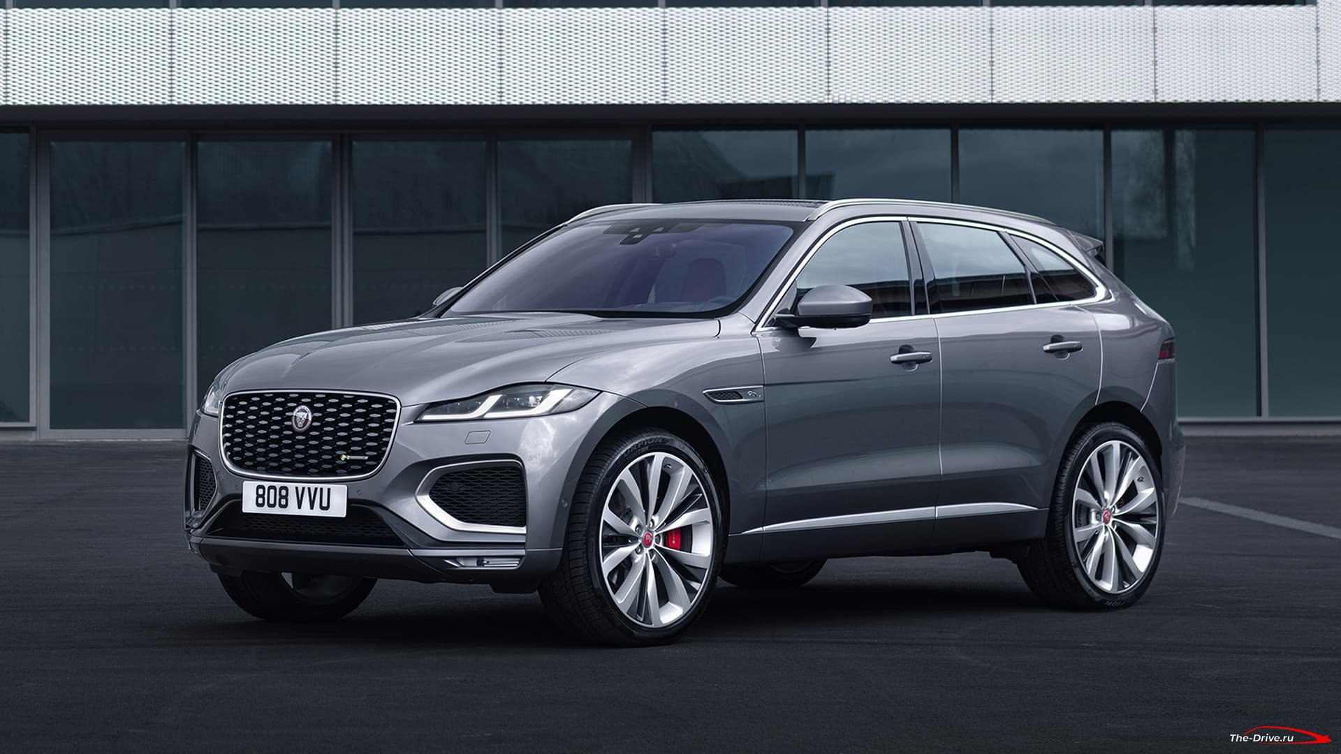 Jaguar F-Pace 2021 года скрывает большие изменения интерьера и трансмиссии