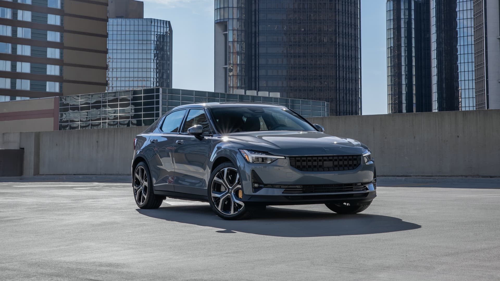 Polestar 2 отозвали из-за сбоя в программном обеспечении, из-за которого автомобиль мог остаться без питания