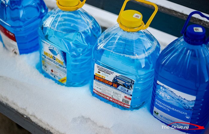 Стеклоомывающие жидкости разного цвета. Стоит ли обращать на него внимание