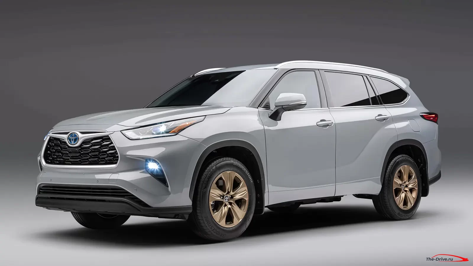 Toyota Highlander 2022 года добавляет к гибридной модели Bronze Edition