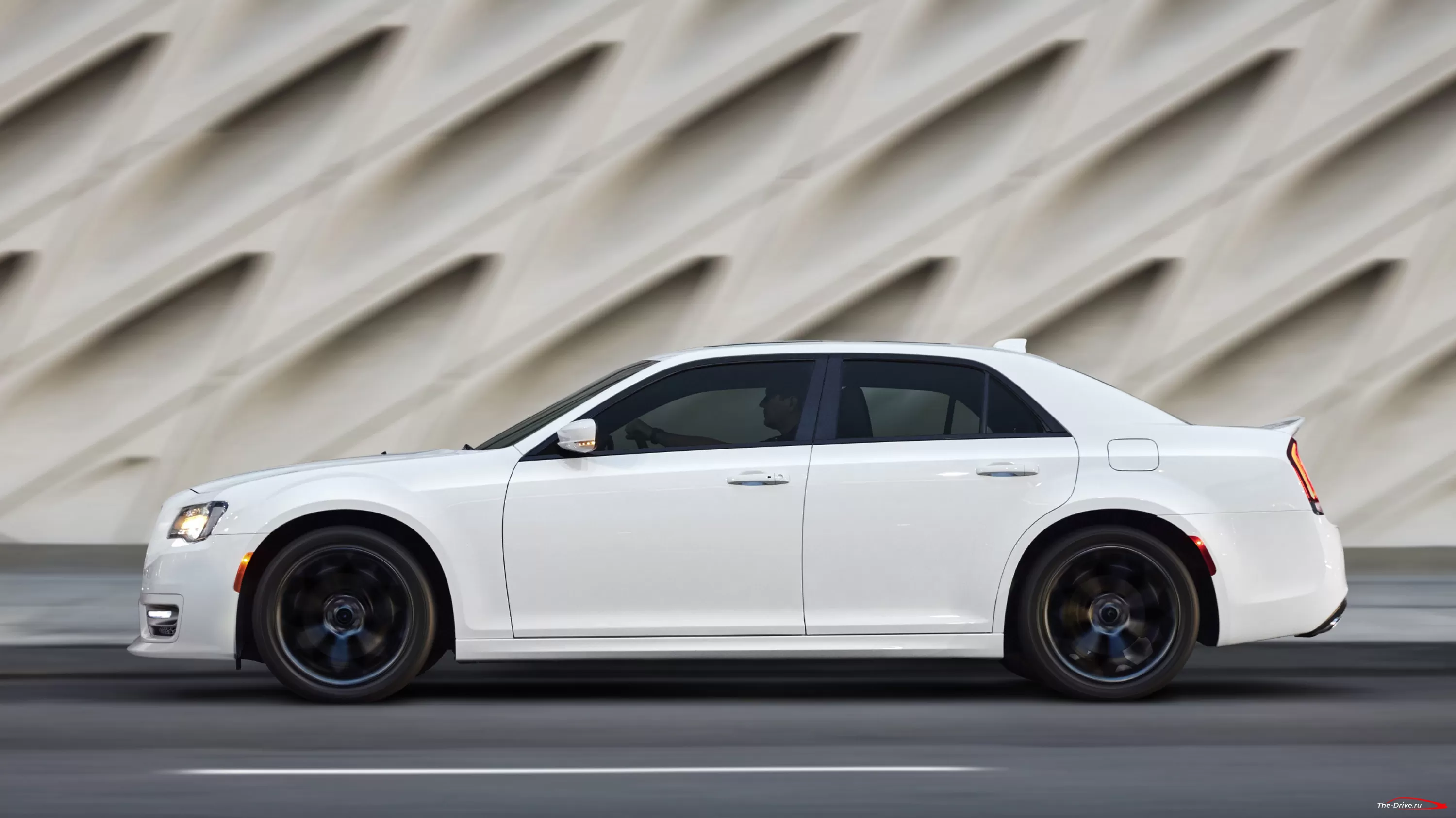 Chrysler 300 2023 года получит одну новую опцию, в остальном все останется без изменений